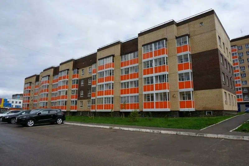 Жилой дом с объектом укладки напольных покрытий